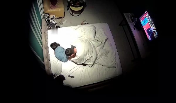 大学城上帝视角数对学生情侣开房激情造爱，极品大奶女神穿个开裆肉丝足交口交正反女上使劲磨