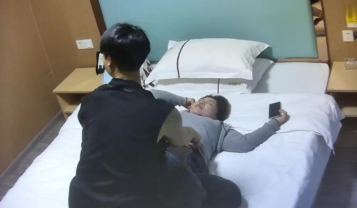 宾馆近距离偸拍，年轻情侣开房造爱，小伙平时应该健身，扎实打桩，大屁股小妹爽翻了