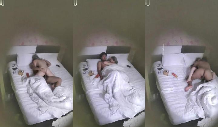 干柴烈火难分难解真实欣赏好几对大学生情侣开房造爱模仿A片探索各种体位穿上情趣装增加刺激