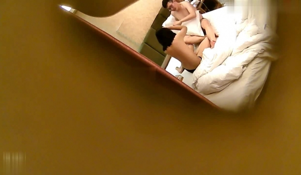 校门口温馨宾馆欣赏年轻学生情侣开房爱爱清纯可爱眼镜美少女开始装纯被小伙按倒挑逗舔逼用J8征服她很能叫唤