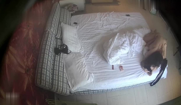 极品情侣开房打炮，床尾后入式插得啊啊疯狂大叫