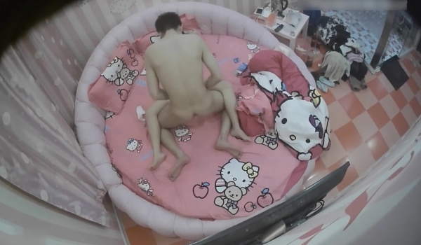 大学生情侣周末校外开房啪啪清纯闷骚眼镜妹阴毛浓密性感男友舔一舔就插好像刚开苞不久进去有点疼108