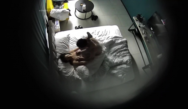大学城上帝视角数对学生情侣开房激情造爱，极品大奶女神穿个开裆肉丝足交口交正反女上使劲磨