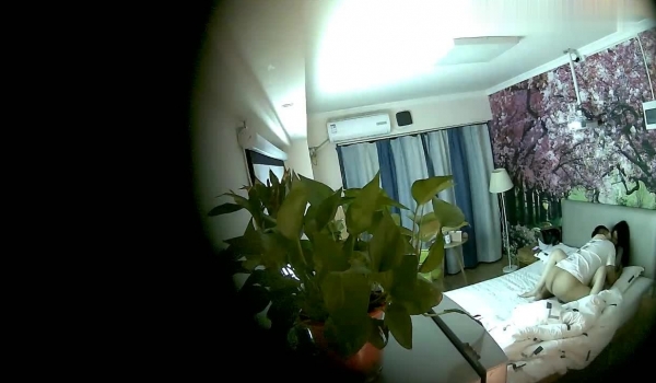 偷拍情侣开房打炮 她就像邻居家的小美女似的 换上连衣裙很仙女，脱下衣服身材真棒，和男友做活塞运动