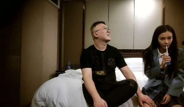 赵总极品寻花酒店深夜约外围翻车刚脱完衣服玩得正起劲就收到警察查房的短信女的还傻傻问为啥查房