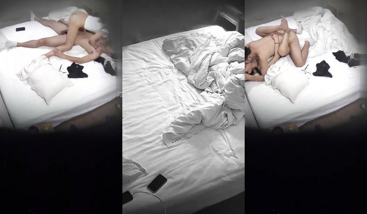 最新流出大学生情侣开学季开房啪啪 ️小哥貌似吃药了连干几次妹子也够浪荡，乐此不疲享受爽