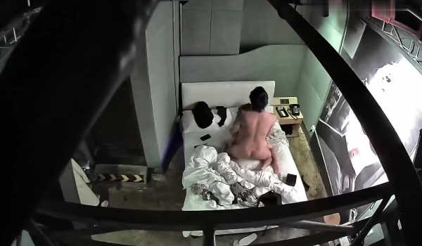工业风主题套房偷拍大学生情侣开房小哥先自己打飞机怕等下表现不好,给女友上课