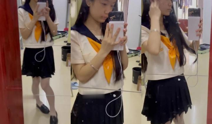 极品反差女大生04年清纯露脸小姐姐【胡椒籽】最新完整视图，金主定制各种COS裸体骚舞大号道具紫薇脸逼同框