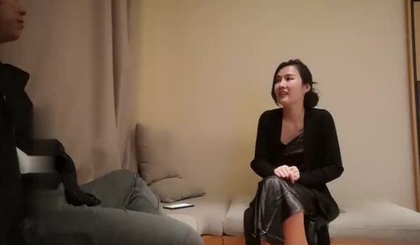 小宝寻花第二场约了个长相甜美黑衣极品妹子啪啪，舌吻舔弄调情口交后入抽插猛操