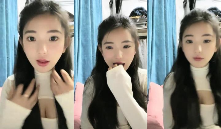 最新，南京上学，真实校园宿舍，【大二学妹】。胸围34D，馒头粉逼，可以空降线下约，舍友在旁边，极品极品