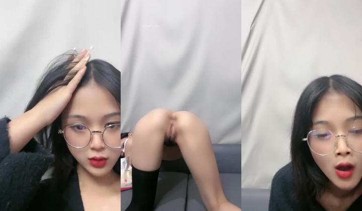 超人气洛丽塔学妹回归，翻版小杨超越，【小易的so啵啵】，精致小脸蛋，小仙女上下粉嫩，多场无套内射
