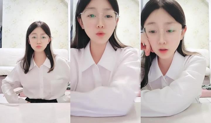 新人学生妹，【小肉肉】，一股清流，眼镜反差嫩妹，让人眼前一亮，初恋风纯欲脸大尺度全脱！
