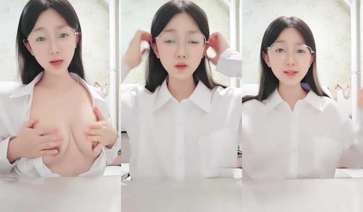 新人学生妹，【小肉肉】，一股清流，眼镜反差嫩妹，让人眼前一亮，初恋风纯欲脸大尺度全脱！