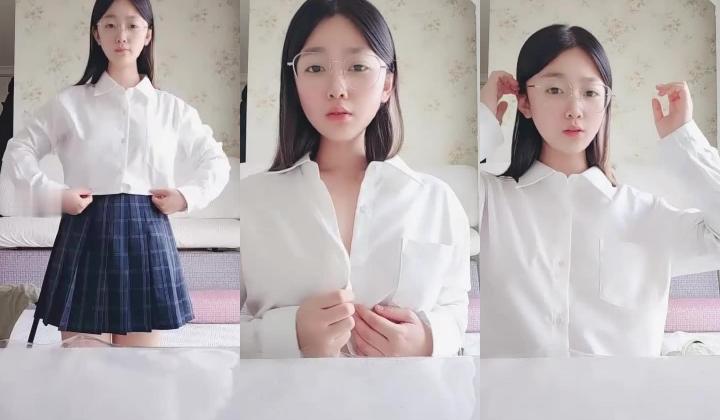 新人学生妹，【小肉肉】，一股清流，眼镜反差嫩妹，让人眼前一亮，初恋风纯欲脸大尺度全脱！
