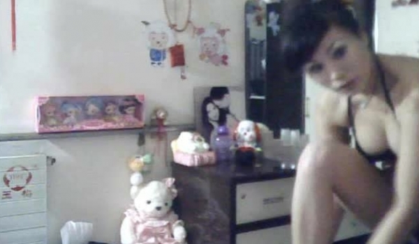 妖艳少妇换衣被照