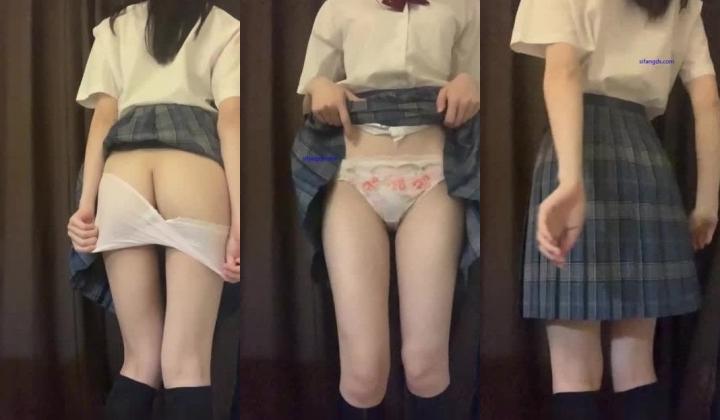 极品校花级嫩妹『Hentai』被擒住双腿 粉嫩白虎蜜穴被塞入肉棒，小巧的身材被各种姿势抽插打桩 声音动听