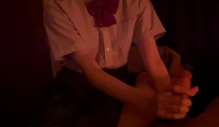 极品校花级嫩妹『Hentai』被擒住双腿 粉嫩白虎蜜穴被塞入肉棒，小巧的身材被各种姿势抽插打桩 声音动听