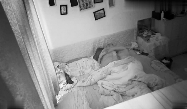 【破解摄像头】绿帽老公与母狗淫妻的生活记录
