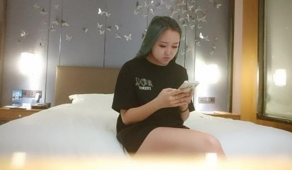 利哥丶探花绿发外围小姐姐，口交舔屌展示口活，上位骑乘抽插揉捏奶子，抬腿侧入大力猛操