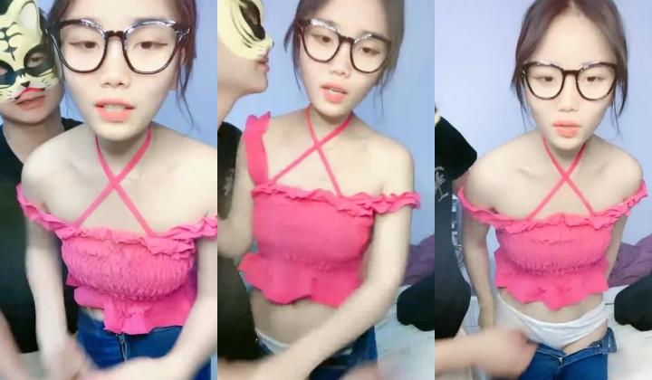 校园小嫩妹，眼镜妹，反差婊，【小甜惜】被男友无情爆操~小穴淫水超多~直接撸 ，小逼逼真是粉啊
