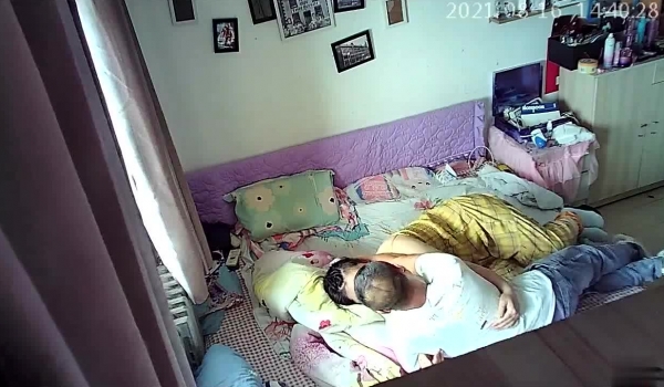 【破解摄像头】绿帽老公与母狗淫妻的生活记录