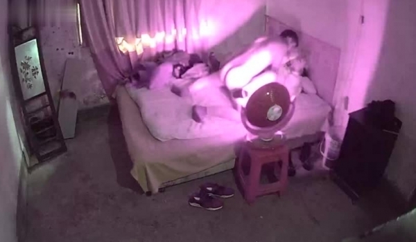 俩个卖淫女平房接客 嫖客各种各样