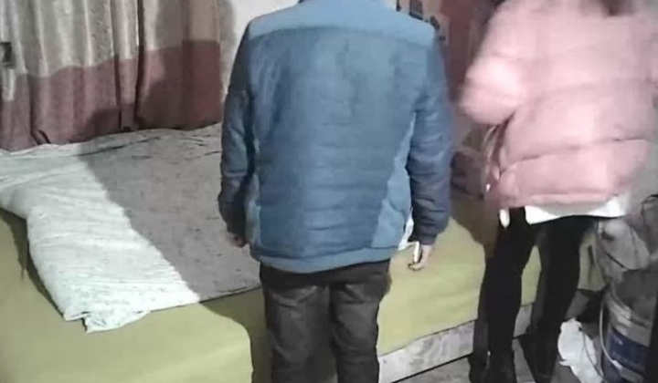 俩个卖淫女平房接客 嫖客各种各样