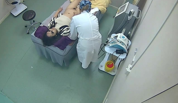 【破解摄像头】美容美体中心的小姐姐们 阴部护理，BB脱毛,难得的偷窥佳作