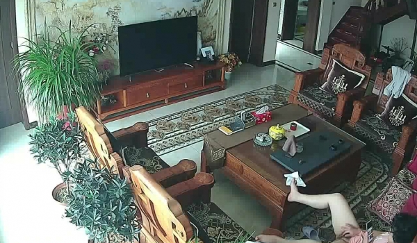 【稀缺 ️破解摄像头】熟女VS少女看手机自慰的方式跟区别 看手机里男神解决身体需要 快速揉搓阴蒂