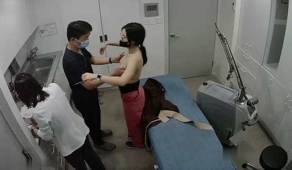【破解摄像头】最新整形隆胸医院爱美的小姐姐们32V，医生真有眼福，随便摸，各种大奶子还是挺不错
