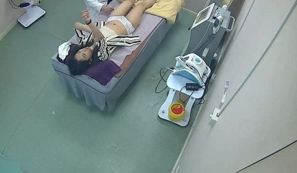 【破解摄像头】美容美体中心的小姐姐们 阴部护理，BB脱毛,难得的偷窥佳作