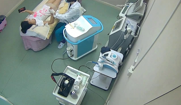 【破解摄像头】美容美体中心的小姐姐们 阴部护理，BB脱毛,难得的偷窥佳作