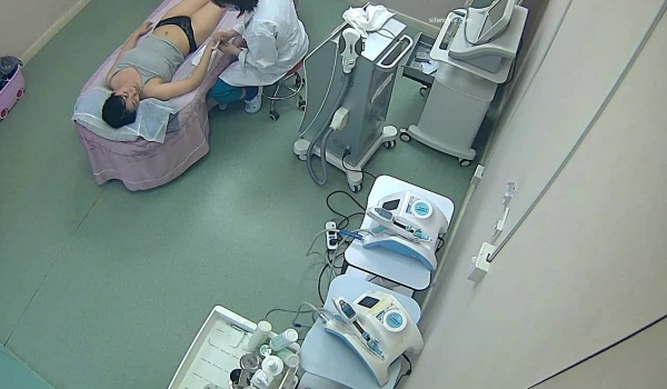 【破解摄像头】美容美体中心的小姐姐们 阴部护理，BB脱毛,难得的偷窥佳作