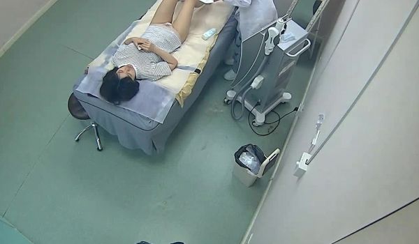 【破解摄像头】美容美体中心的小姐姐们 阴部护理，BB脱毛,难得的偷窥佳作