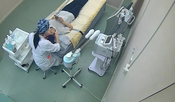 【破解摄像头】美容美体中心的小姐姐们 阴部护理，BB脱毛,难得的偷窥佳作