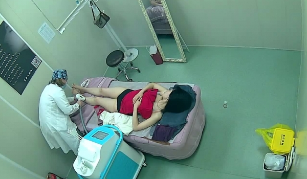 【破解摄像头】美容美体中心的小姐姐们 阴部护理，BB脱毛,难得的偷窥佳作