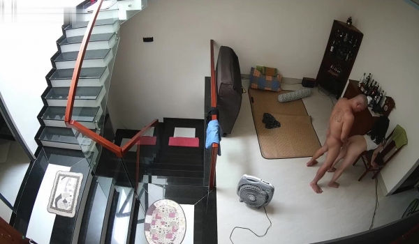 【精品TP】 ️破解摄像头 ️记录光头男夫妇持续多天大战前凸后翘娇妻