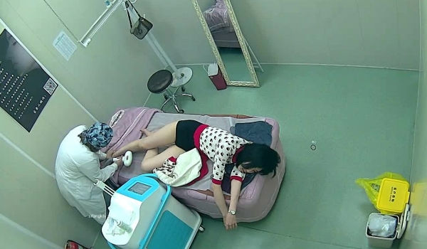 【破解摄像头】美容美体中心的小姐姐们 阴部护理，BB脱毛,难得的偷窥佳作