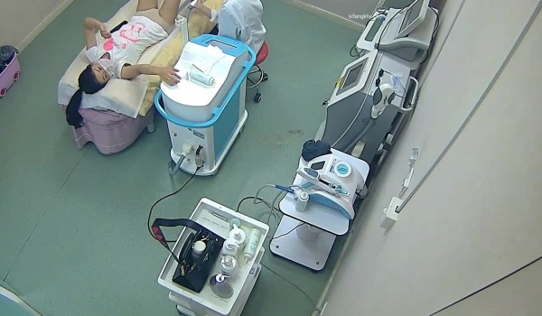 【破解摄像头】美容美体中心的小姐姐们 阴部护理，BB脱毛,难得的偷窥佳作