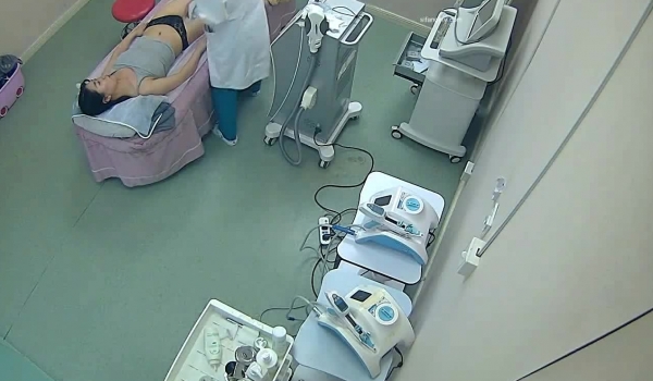 【破解摄像头】美容美体中心的小姐姐们 阴部护理，BB脱毛,难得的偷窥佳作
