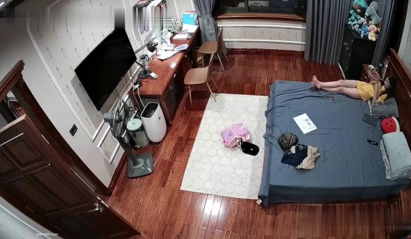 【极品稀缺 ️破解摄像头】漂亮学生妹在家也会按耐不住摸逼玩几下 边看手机啪啪小视频边玩穴 这是缺