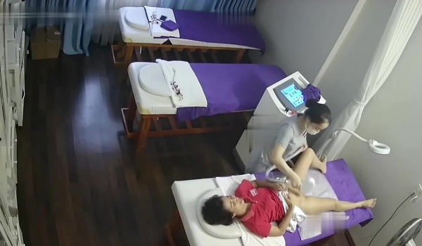 新流出 ️【破解摄像头】 ️美容院高质量少妇小姐姐全身刮毛