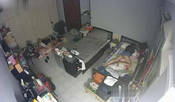 破解摄像头偷拍 ️姐姐带男友回家过夜早上当着妹妹的面帮男友口爆 妹妹尴尬无奈转身睡