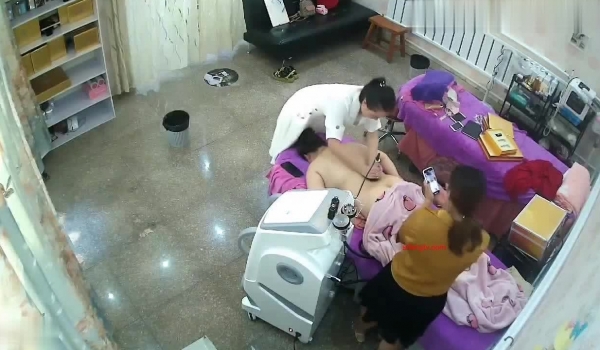 八月新流出破解美容减肥中心摄像头偷拍带着名犬来做中药减肥的眼镜富姐