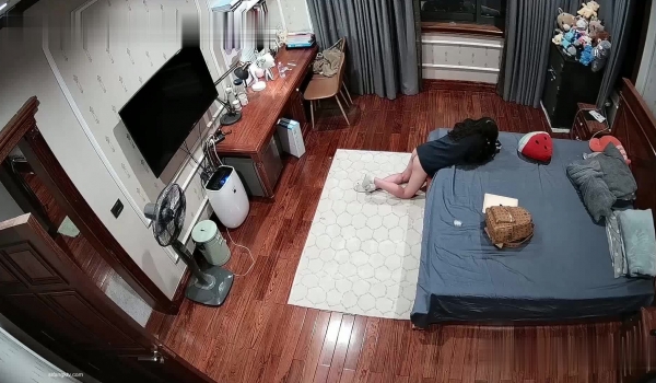 【极品稀缺 ️破解摄像头】漂亮学生妹在家也会按耐不住摸逼玩几下 边看手机啪啪小视频边玩穴 这是缺
