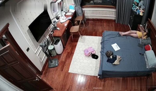 【极品稀缺 ️破解摄像头】漂亮学生妹在家也会按耐不住摸逼玩几下 边看手机啪啪小视频边玩穴 这是缺