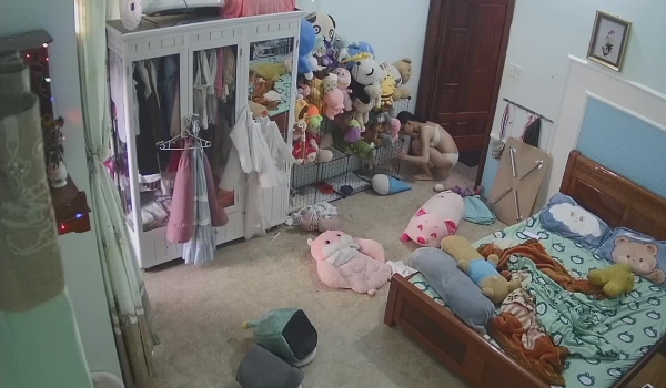 破解摄像头记录极品大奶妹子豪宅生活一览无遗 妹子换衣视频