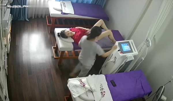 新流出 ️【破解摄像头】 ️美容院高质量少妇小姐姐全身刮毛