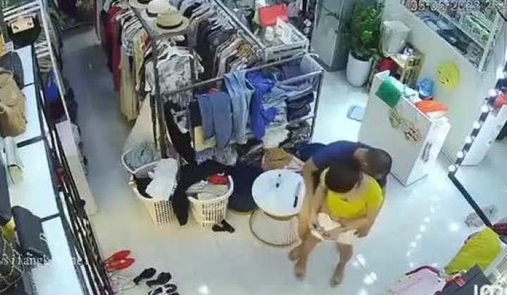 【最新破解摄像头】服装店老板娘遭遇持刀歹徒劫色 主动脱裤递避孕套 ️教科书式自救