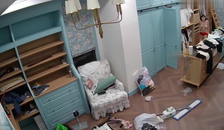 ️【破解摄像头】性瘾少妇频繁自慰 每月高达二十次！